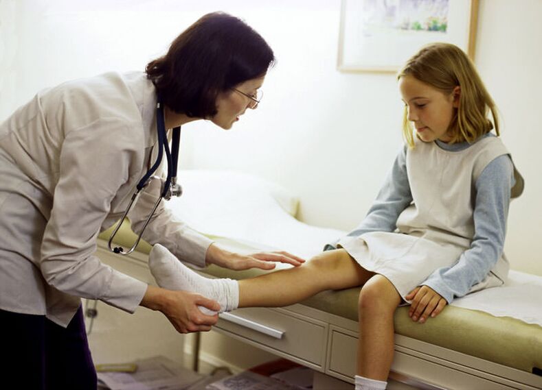 Meedchen mat Arthrosis vum Knie Gelenk bei enger Empfang bei engem Spezialist
