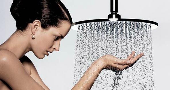 Kontrast Dusche fir Gebärmutterkierper Osteochondrose