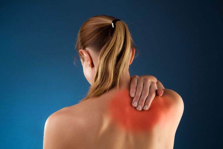 Réckschmerzen mat thoracic Osteochondrose, Stralung op d'Schëller